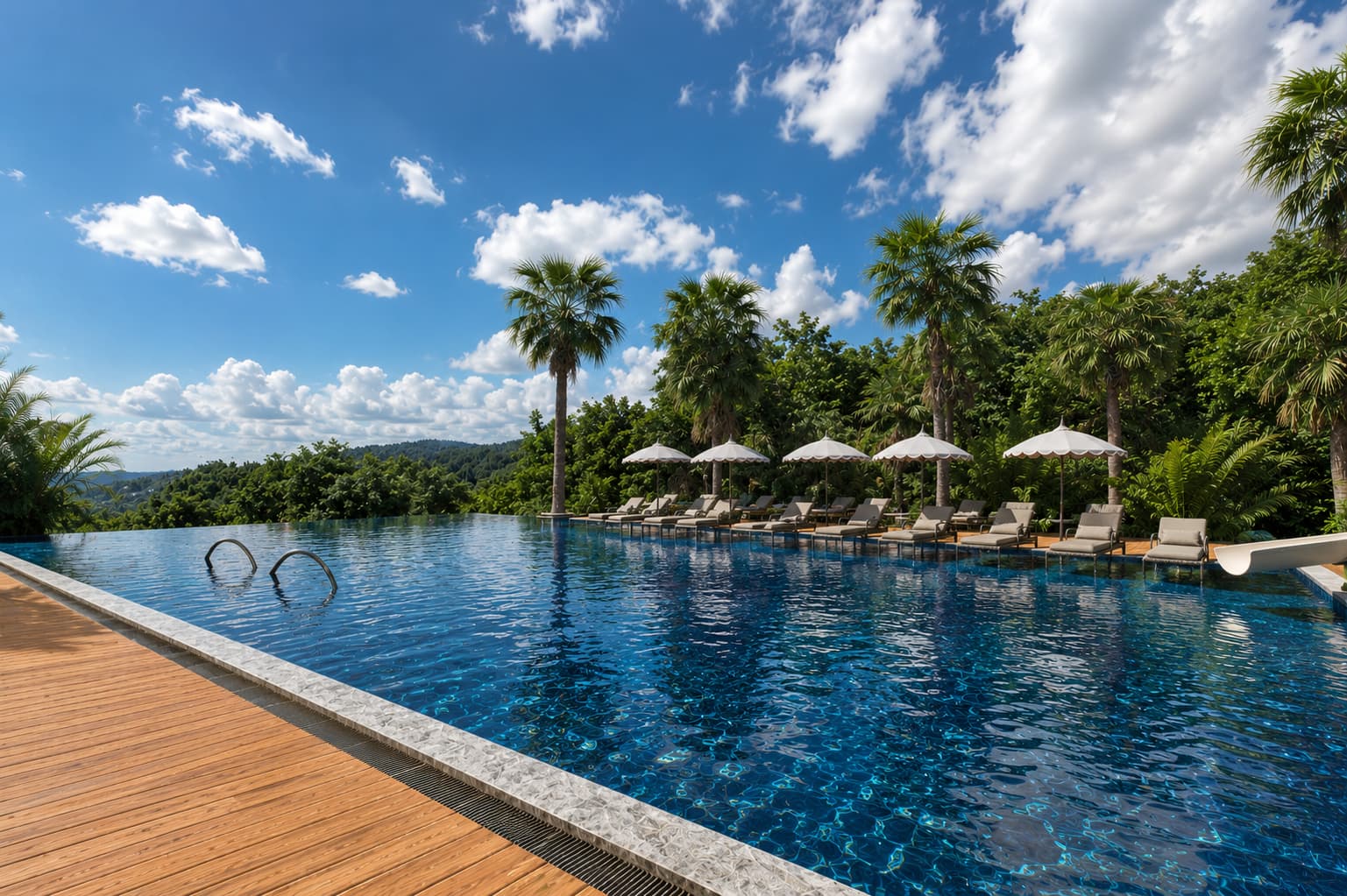 Piscina de borde infinito de Zagari Resort Club rodeada de palmeras