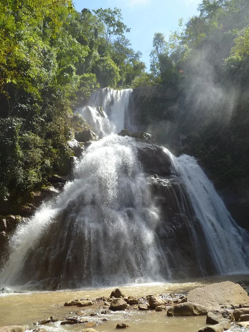 Catarata Bayoz cayendo sobre una poza