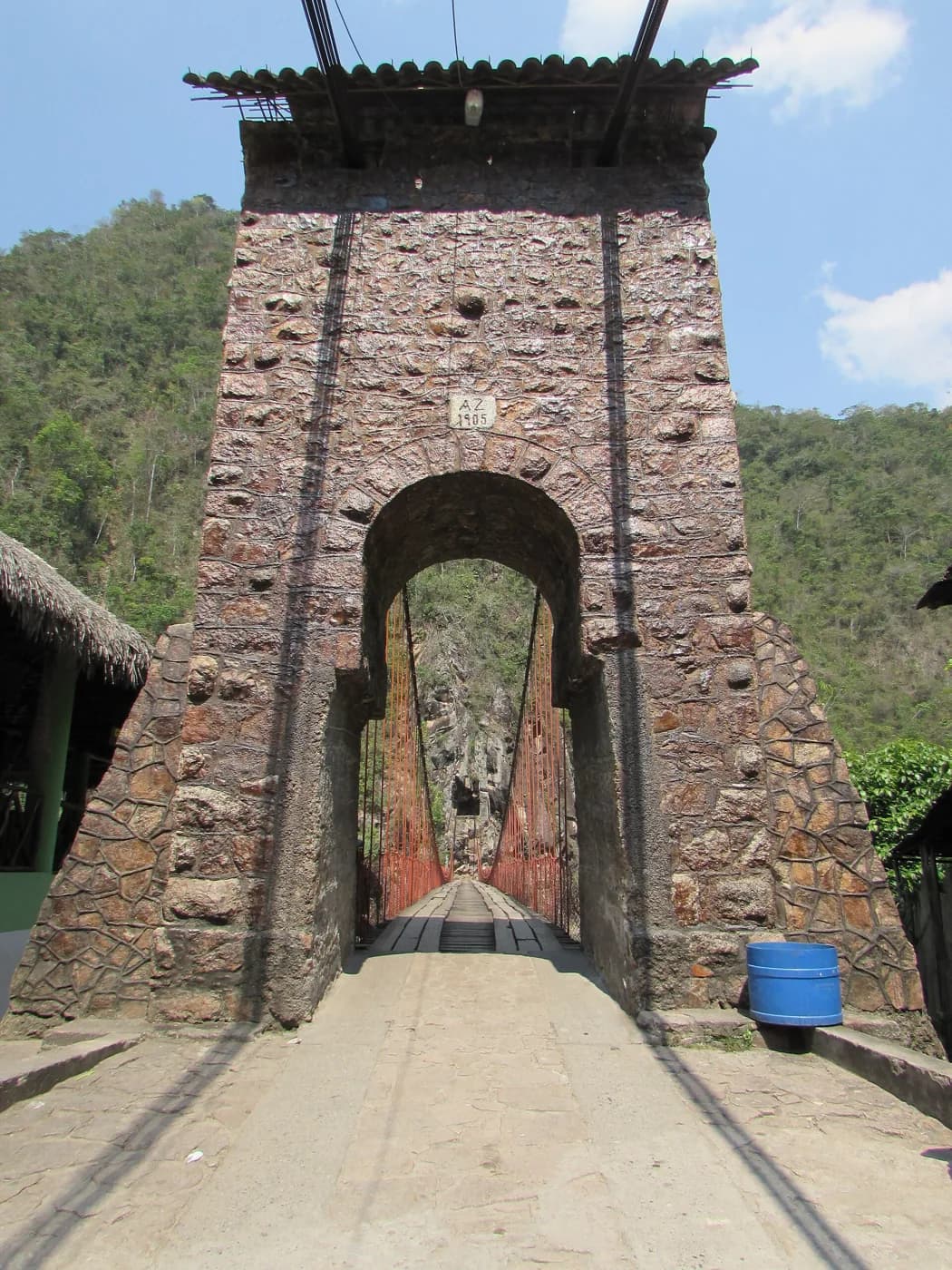 Torre de piedra del puente colgante Kimiri
