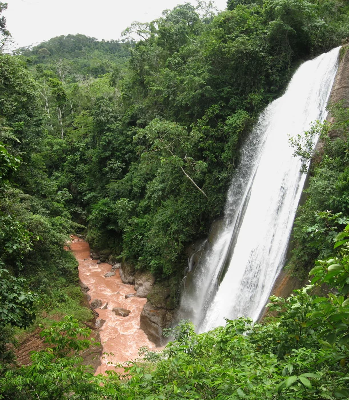 Catarata Velo de la Novia entre el bosque