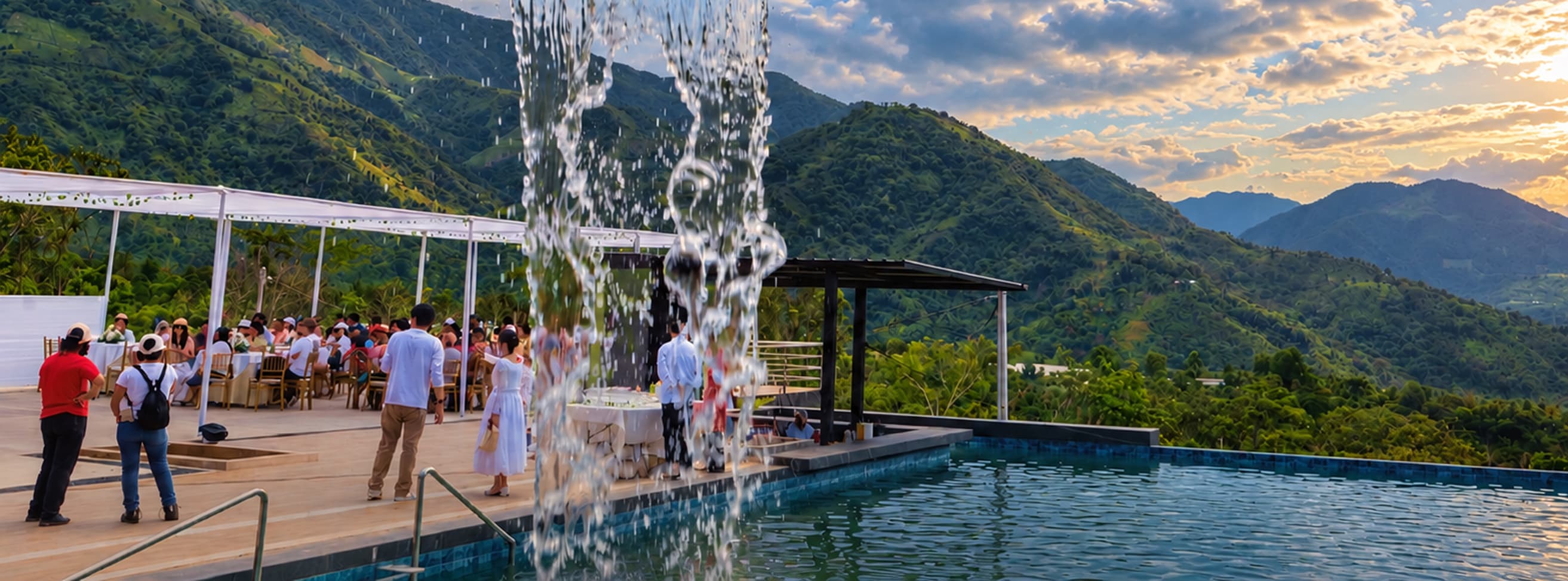 Piscina de Zagari Resort Club al atardecer, frente a las montañas de San Ramón